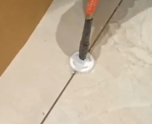 灵台瓷砖空鼓维修公司专业解答瓷砖在铺贴过程中，如果没有涂抹均匀到位的粘结材料（如水泥砂浆或瓷砖胶），可能会导致以下问题