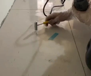 灵台瓷砖开裂维修公司专业分享瓷砖在铺贴前如果没有沥干水分，将会导致以下问题